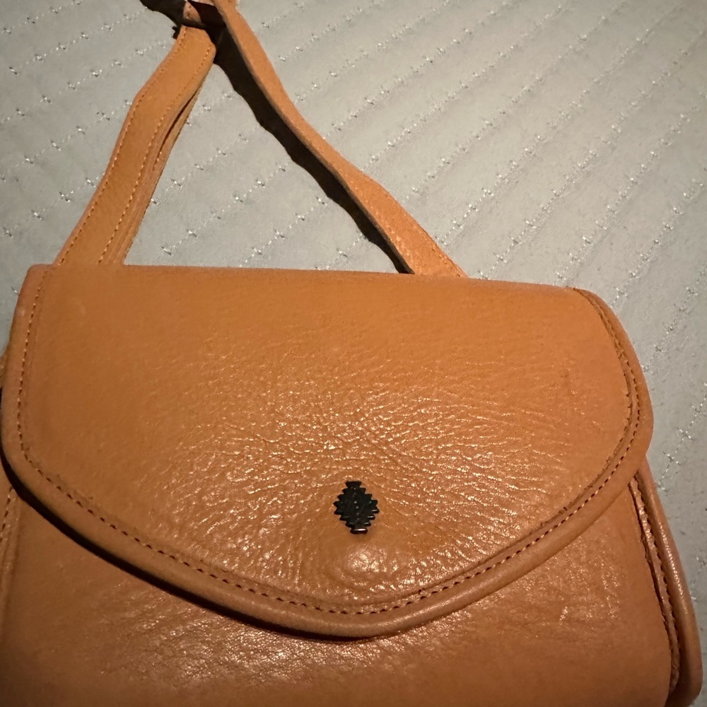 Nena & Co. Italian Leather Crossbody - Picture 4 of 6